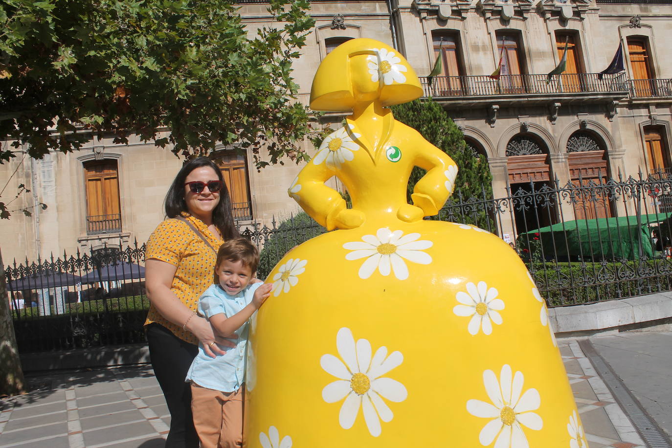 El revuelo se ha apoderado de las calles, el jolgorio ha vuelto de la mano de los grupos de amigos y familiares, las terrazas han estado llenas y las calles de lo más ambientadas 