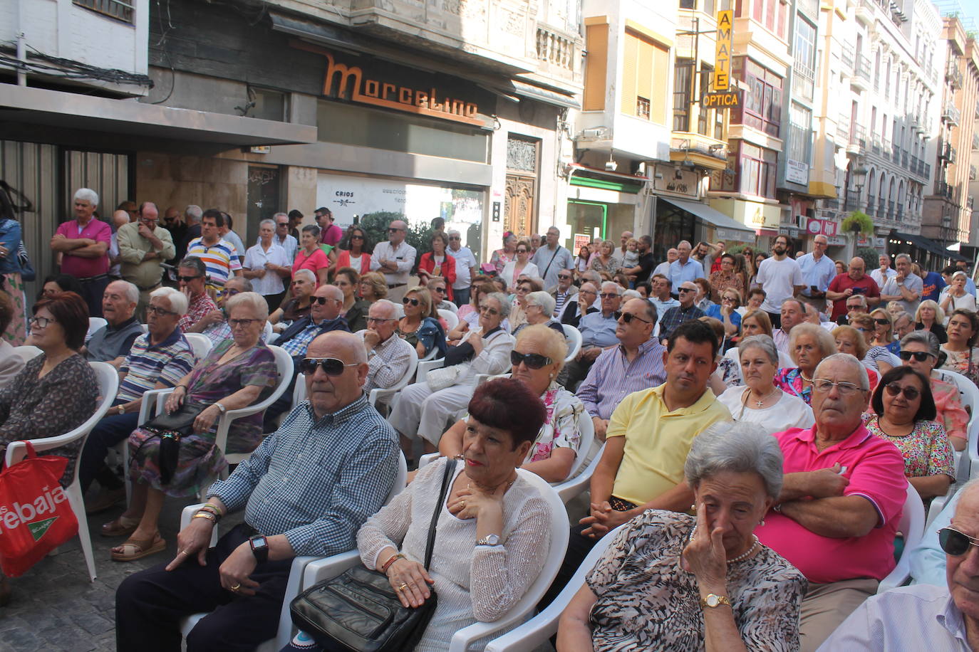El revuelo se ha apoderado de las calles, el jolgorio ha vuelto de la mano de los grupos de amigos y familiares, las terrazas han estado llenas y las calles de lo más ambientadas 