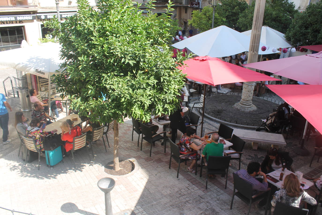 El revuelo se ha apoderado de las calles, el jolgorio ha vuelto de la mano de los grupos de amigos y familiares, las terrazas han estado llenas y las calles de lo más ambientadas 