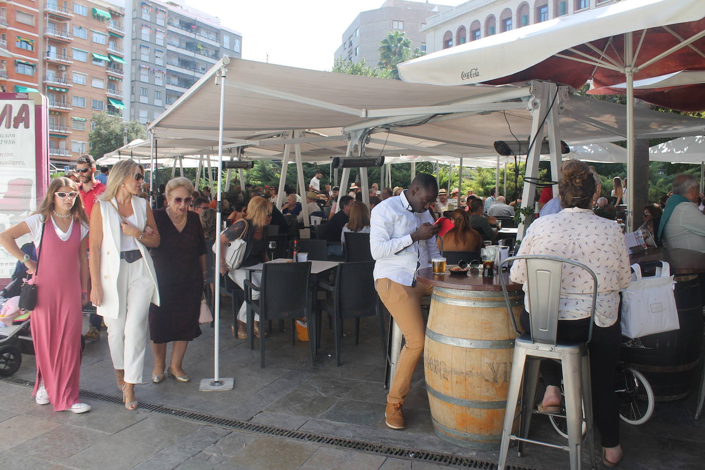 El revuelo se ha apoderado de las calles, el jolgorio ha vuelto de la mano de los grupos de amigos y familiares, las terrazas han estado llenas y las calles de lo más ambientadas 