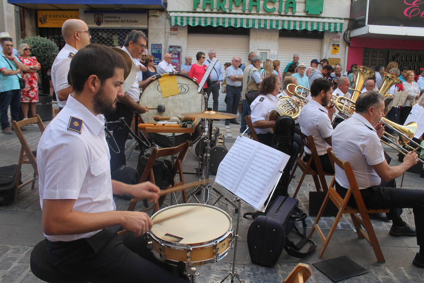El revuelo se ha apoderado de las calles, el jolgorio ha vuelto de la mano de los grupos de amigos y familiares, las terrazas han estado llenas y las calles de lo más ambientadas 