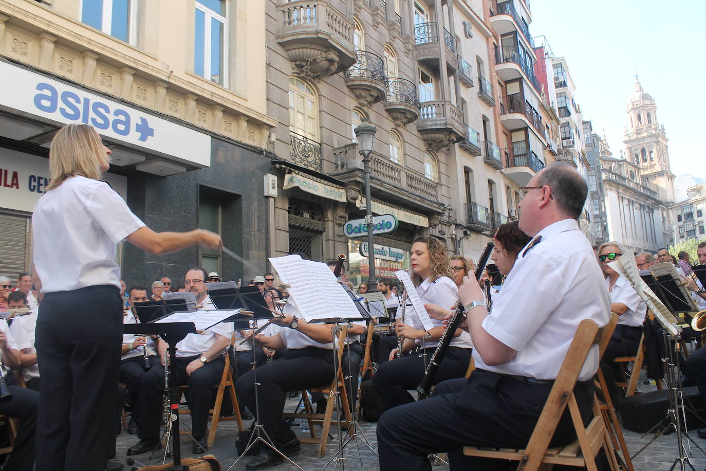 El revuelo se ha apoderado de las calles, el jolgorio ha vuelto de la mano de los grupos de amigos y familiares, las terrazas han estado llenas y las calles de lo más ambientadas 