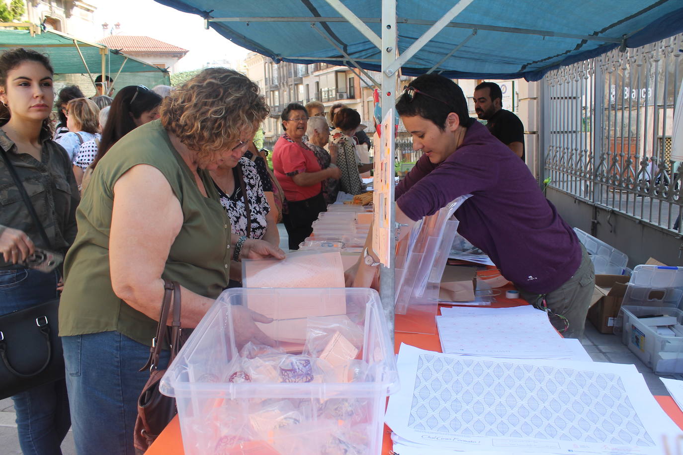 El revuelo se ha apoderado de las calles, el jolgorio ha vuelto de la mano de los grupos de amigos y familiares, las terrazas han estado llenas y las calles de lo más ambientadas 