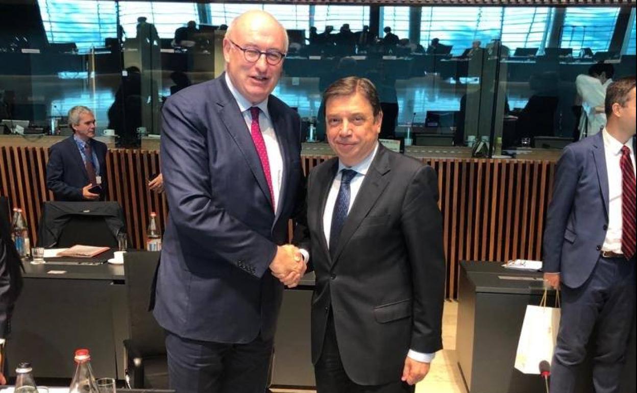 Phil Hogan y Luis Planas. 