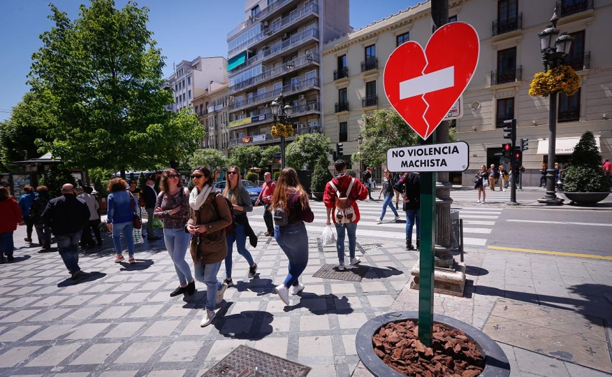 Señales en el centro de Granada contra la vioencia de género