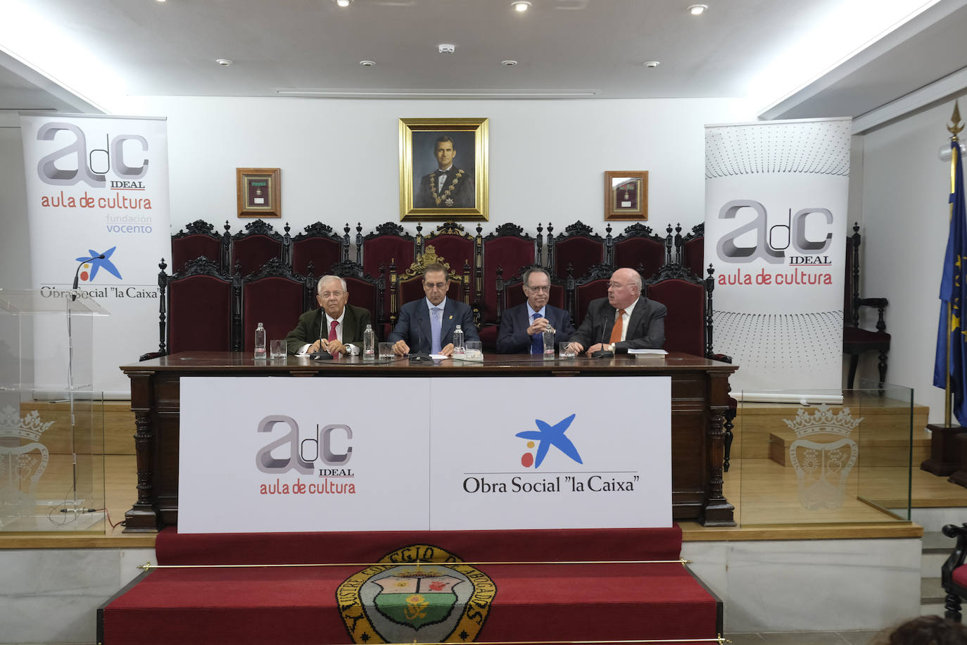 El periodista ofreció una conferencia en el Aula de Cultura de IDEAL en torno al tema 'Los abogados que cambiaron España