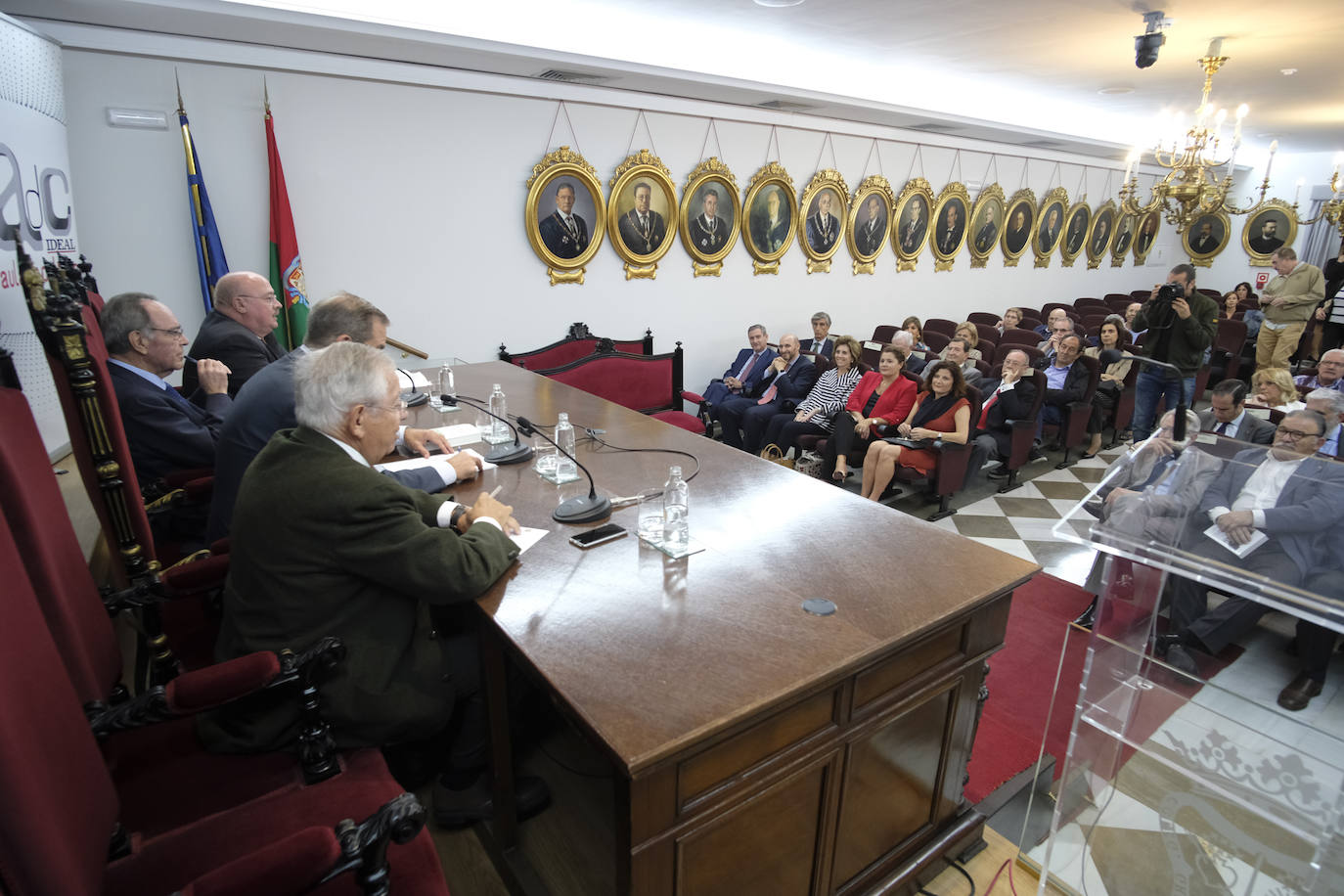 El periodista ofreció una conferencia en el Aula de Cultura de IDEAL en torno al tema 'Los abogados que cambiaron España