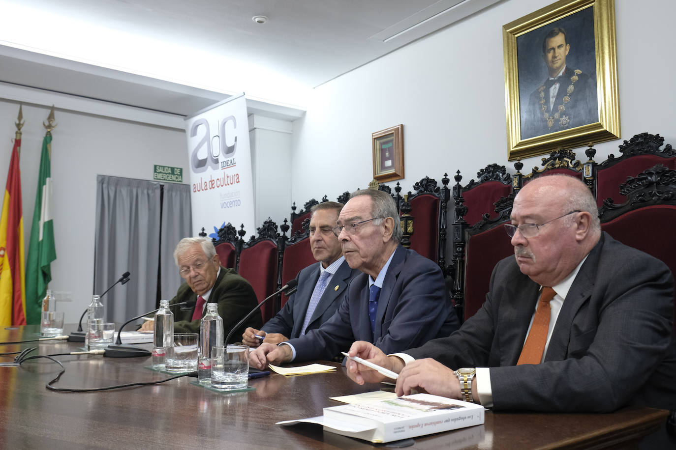 El periodista ofreció una conferencia en el Aula de Cultura de IDEAL en torno al tema 'Los abogados que cambiaron España