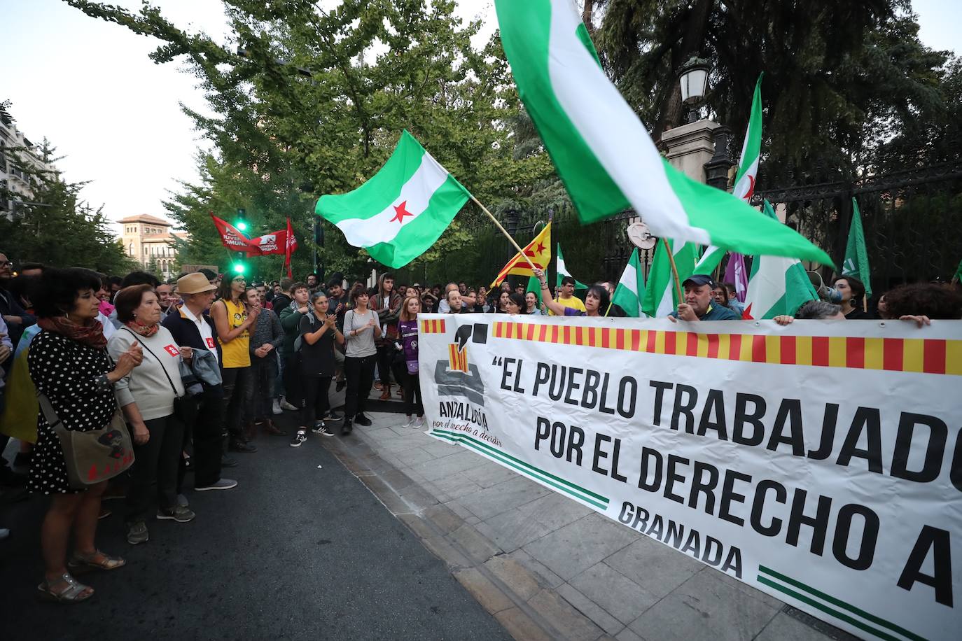 Los manifestantes han pedido la independencia de Cataluña en la puerta de la Subdelegacion del Gobierno