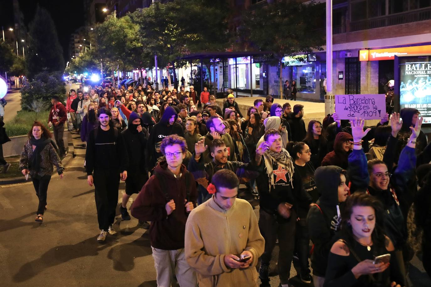 Los manifestantes han pedido la independencia de Cataluña en la puerta de la Subdelegacion del Gobierno