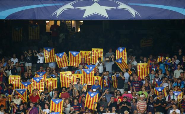Banderas independentistas en el Camp Nou. 