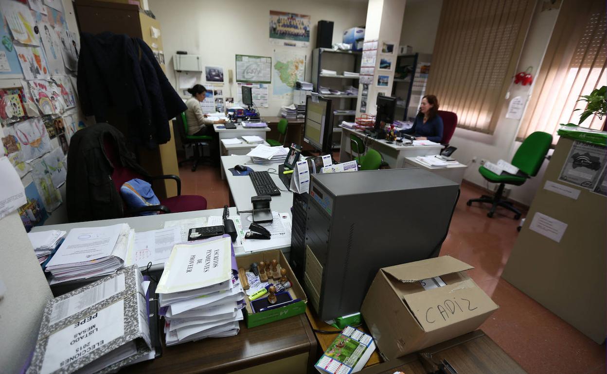 Una oficina llena de papeles y cajas.