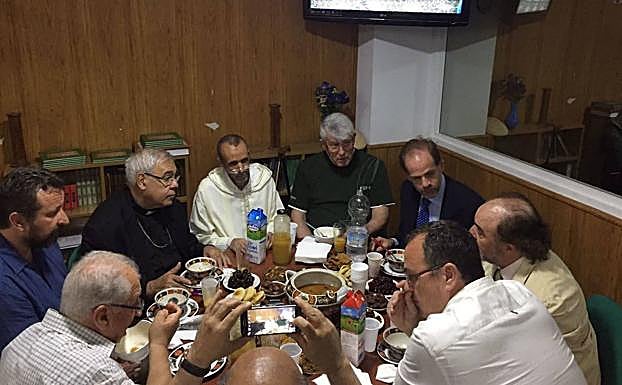 Javier Martínez y Lahsen El Himer, en la ruptura del ayuno del Ramadán en 2017.