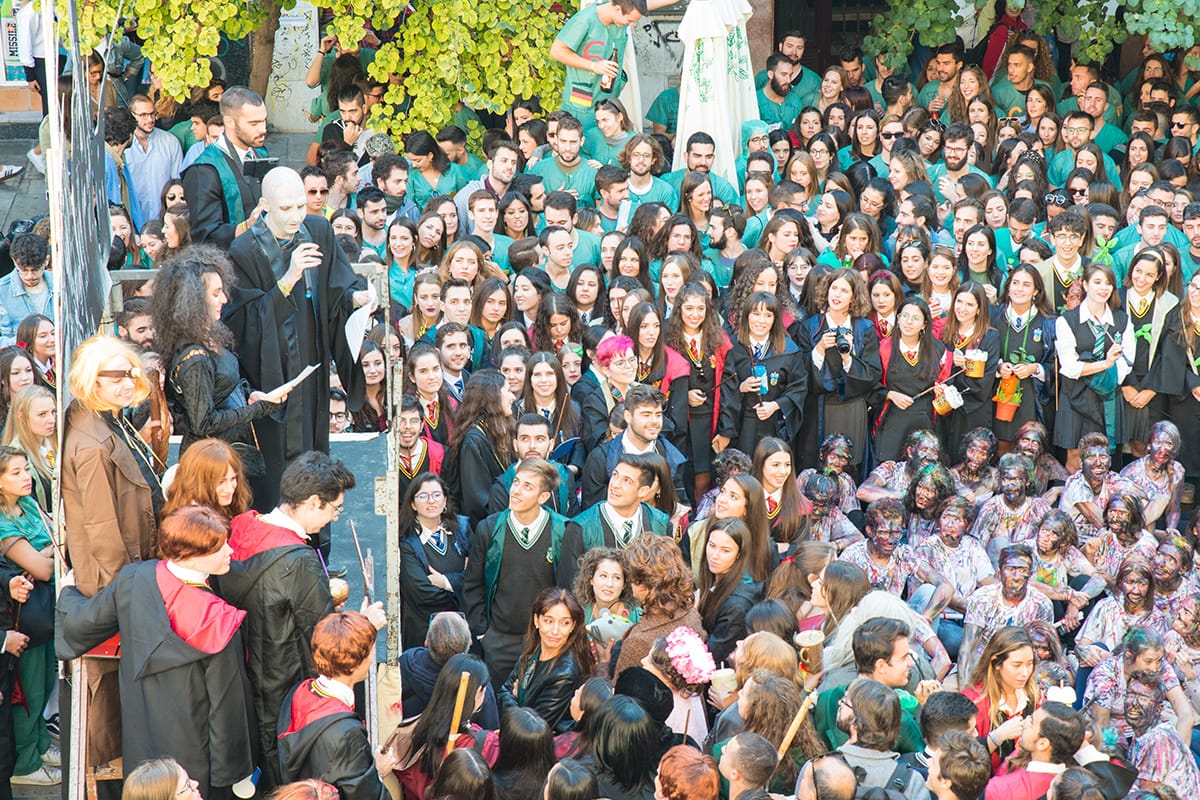 Los alumanos de la Facultad de Medicina celebran el día de su patrón con la tradicional recepción