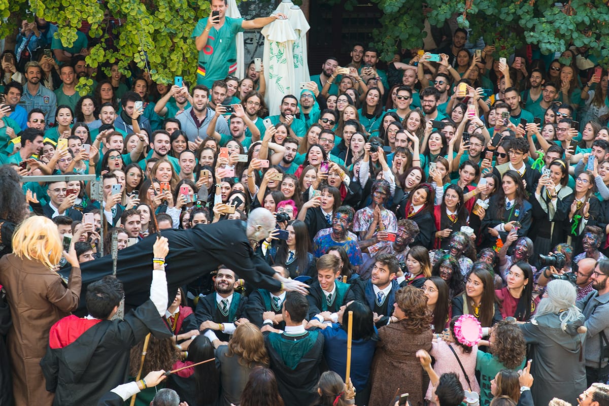 Los alumanos de la Facultad de Medicina celebran el día de su patrón con la tradicional recepción