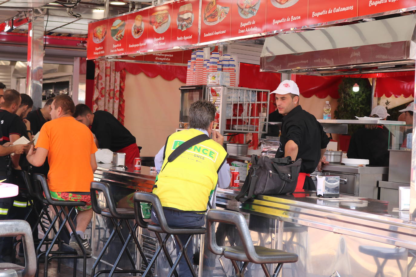 El recinto ferial se volvió a llenar de miles de jienenses que disfrutaron de una jornada soleada con mucho baile y con las casetas a rebosar sabiendo que al día siguiente era festivo.