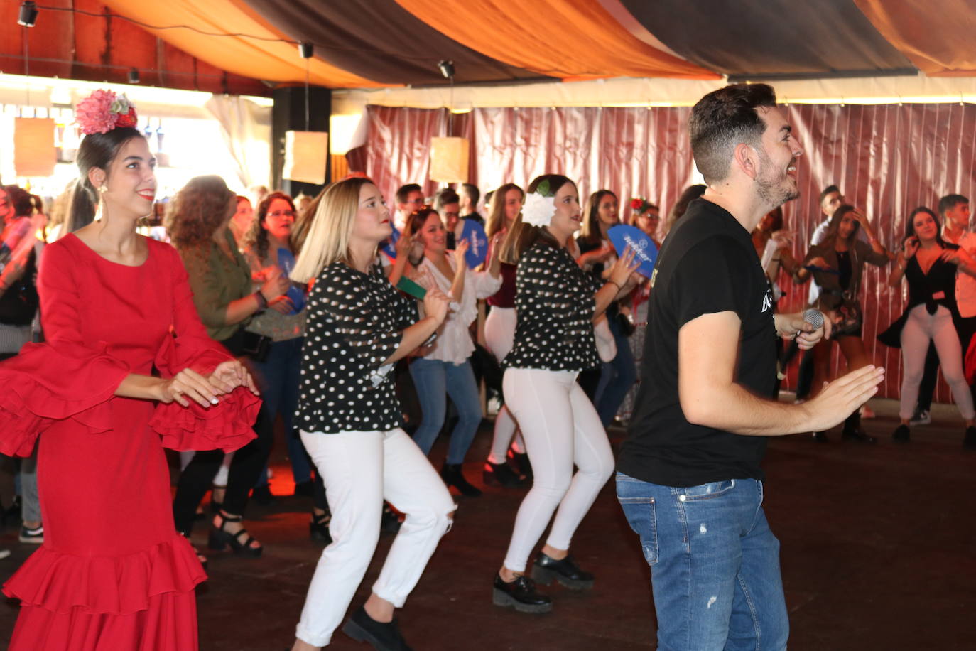 El recinto ferial se volvió a llenar de miles de jienenses que disfrutaron de una jornada soleada con mucho baile y con las casetas a rebosar sabiendo que al día siguiente era festivo.