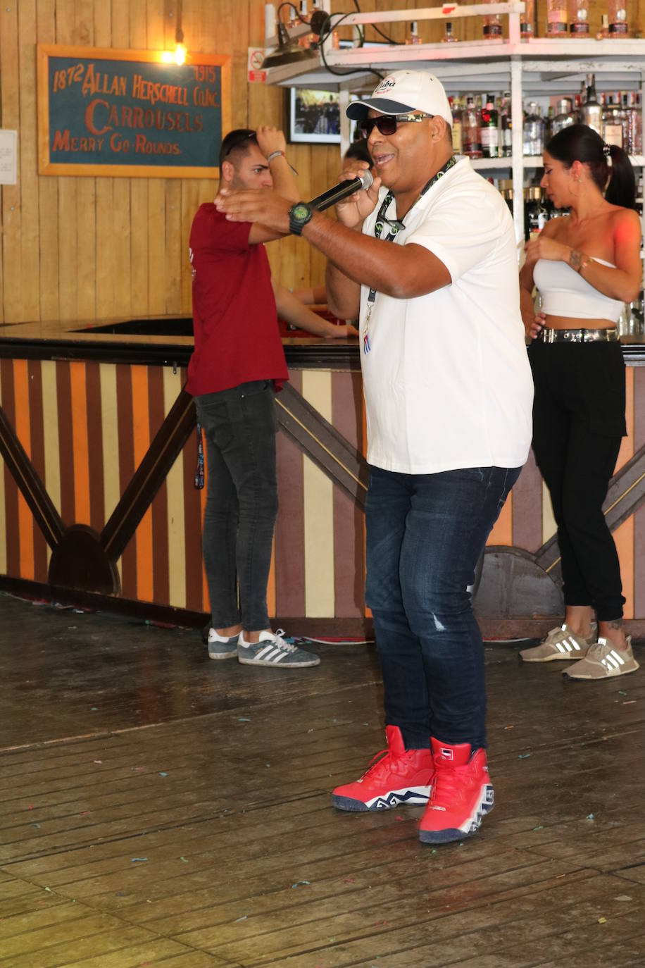 El recinto ferial se volvió a llenar de miles de jienenses que disfrutaron de una jornada soleada con mucho baile y con las casetas a rebosar sabiendo que al día siguiente era festivo.