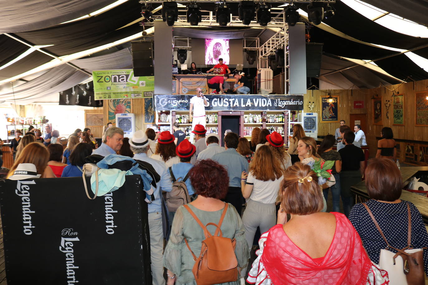 El recinto ferial se volvió a llenar de miles de jienenses que disfrutaron de una jornada soleada con mucho baile y con las casetas a rebosar sabiendo que al día siguiente era festivo.