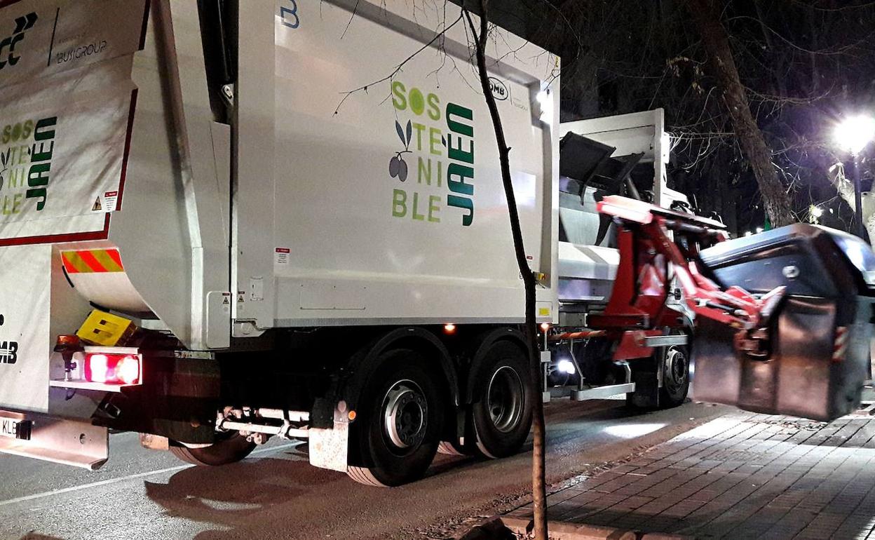 Recogida de la basura con un camión de carga lateral automática, en Jaén. 