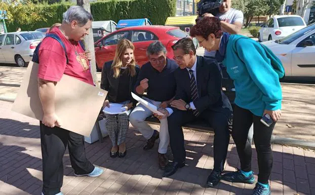 El alcalde ha intervenido ante los medios en una visita al barrio de Joaquina Eguaras. 