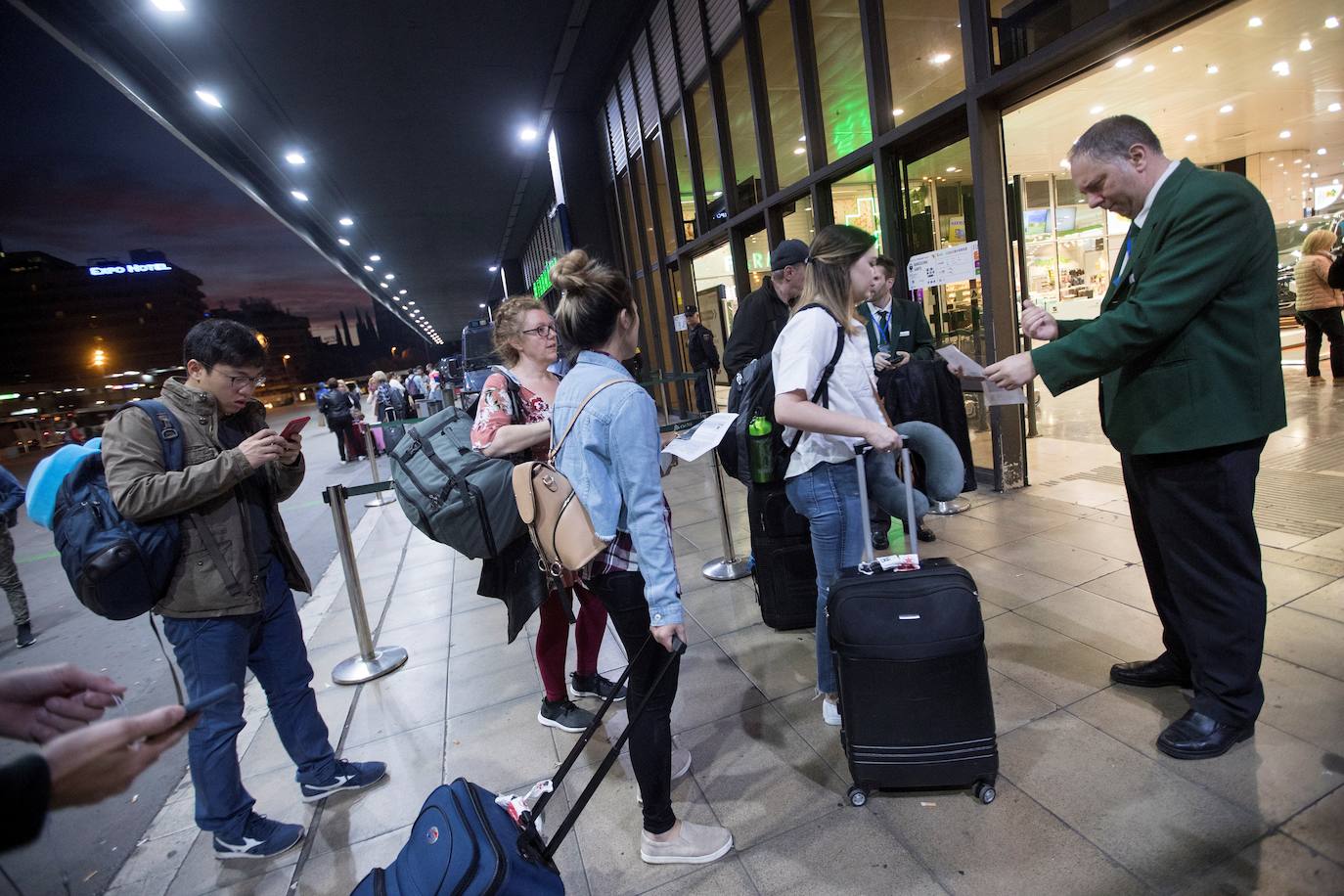 Un trabajador de Renfe comprueba los billetes de los viajeros que entran en la Estación de Sants, hoy viernes, día en el que Cataluña vive su cuarta huelga general en menos de dos años vinculada al proceso independentista