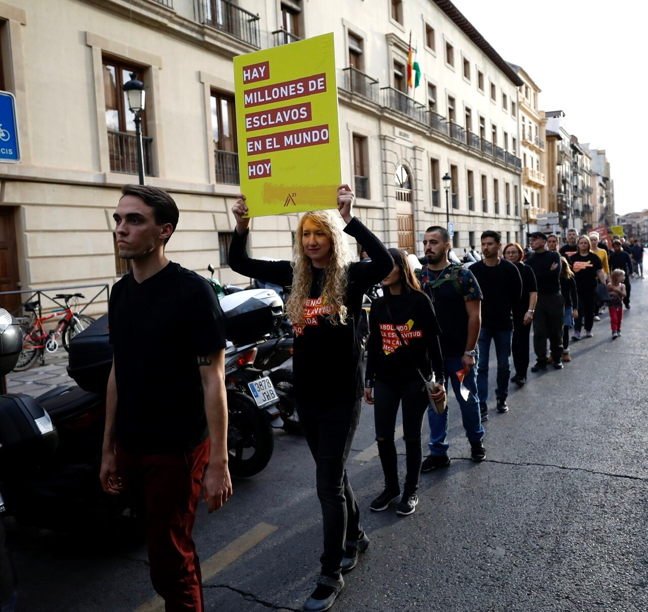 La plataforma de voluntariado social Existe+Mundo organizó ayer junto a A21, la marcha 'Caminando por Libertad' con otivo del Día Europeo contra la Trata de Personas. La movilización salió de la Fuente de las Batallas donde se leyó un manifiesto a favor de la abolición de la esclavitud