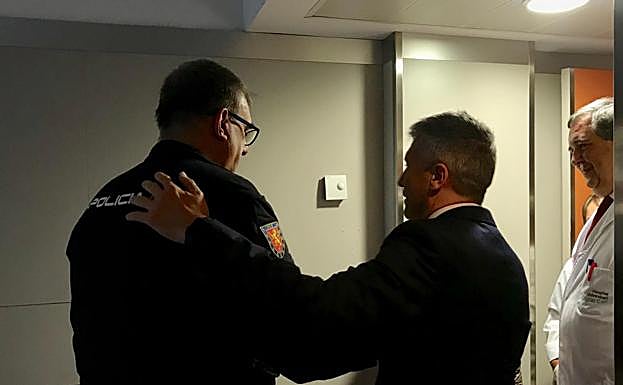 Marlaska charla con uno de los agentes heridos. 