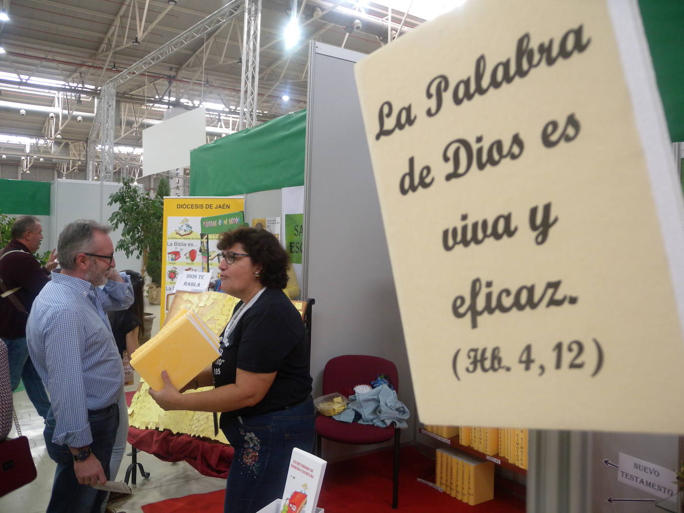 Más de 10.000 personas, según la organización, han pasado a lo largo de la jornada de hoy por la Institución Ferial (Ifeja), donde se ha celebrado la Feria de la Fe.