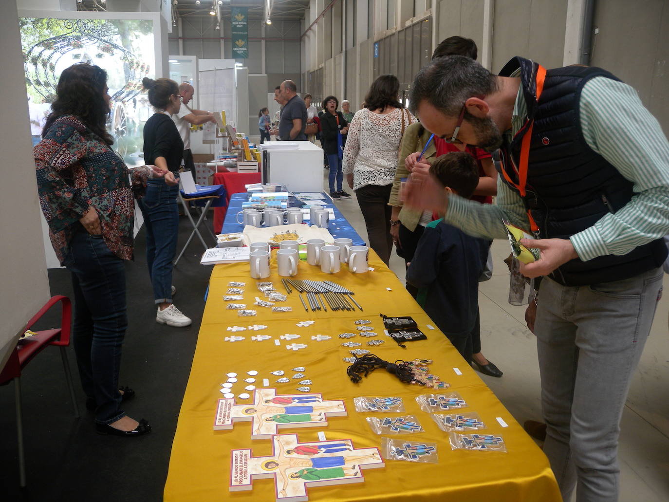 Más de 10.000 personas, según la organización, han pasado a lo largo de la jornada de hoy por la Institución Ferial (Ifeja), donde se ha celebrado la Feria de la Fe.