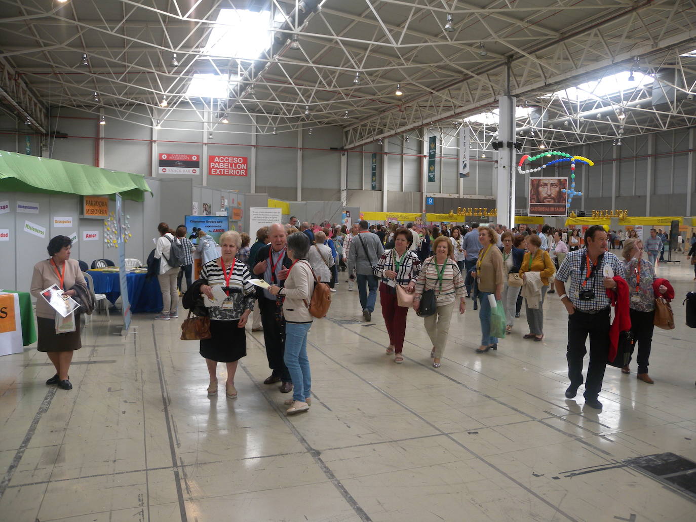 Más de 10.000 personas, según la organización, han pasado a lo largo de la jornada de hoy por la Institución Ferial (Ifeja), donde se ha celebrado la Feria de la Fe.