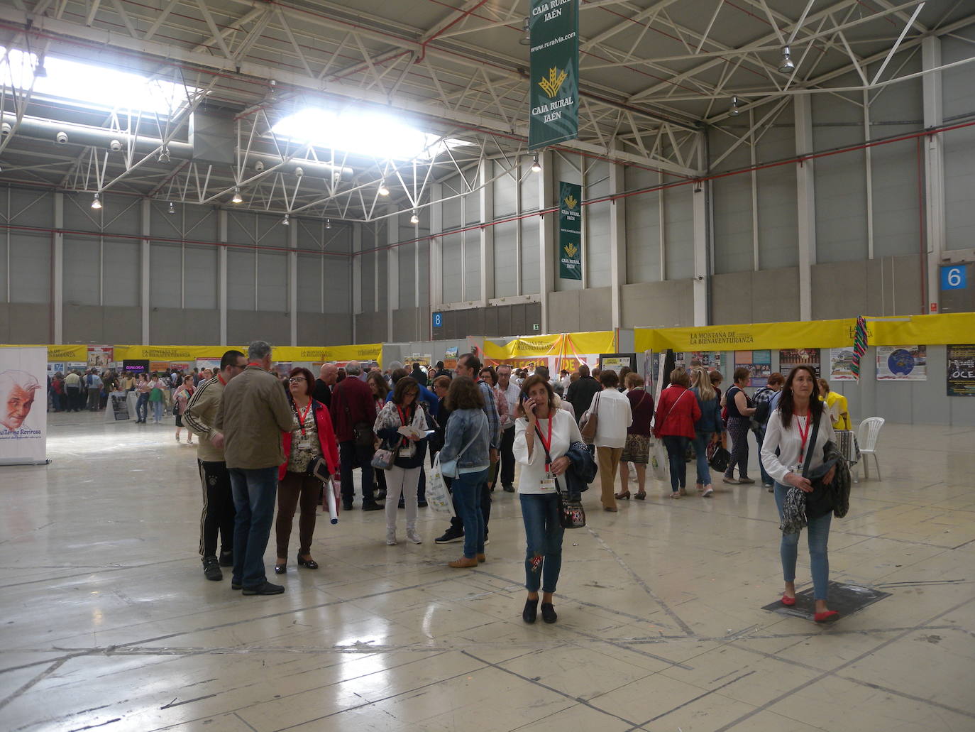 Más de 10.000 personas, según la organización, han pasado a lo largo de la jornada de hoy por la Institución Ferial (Ifeja), donde se ha celebrado la Feria de la Fe.