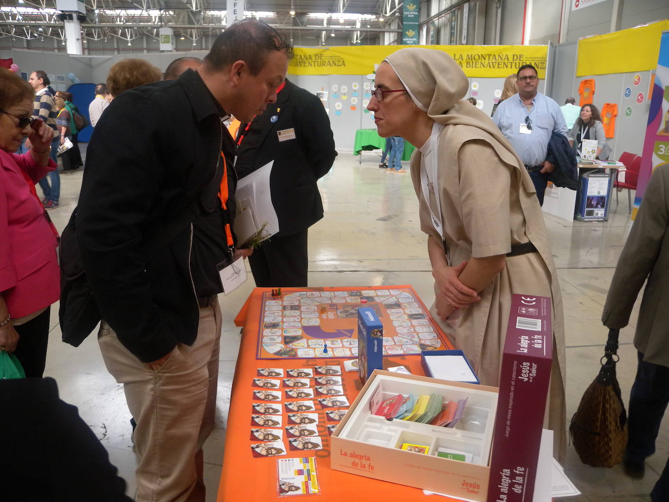 Más de 10.000 personas, según la organización, han pasado a lo largo de la jornada de hoy por la Institución Ferial (Ifeja), donde se ha celebrado la Feria de la Fe.
