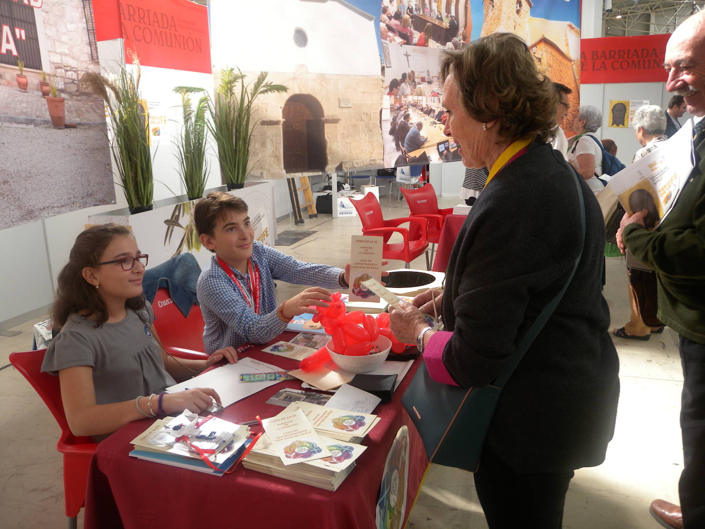 Más de 10.000 personas, según la organización, han pasado a lo largo de la jornada de hoy por la Institución Ferial (Ifeja), donde se ha celebrado la Feria de la Fe.