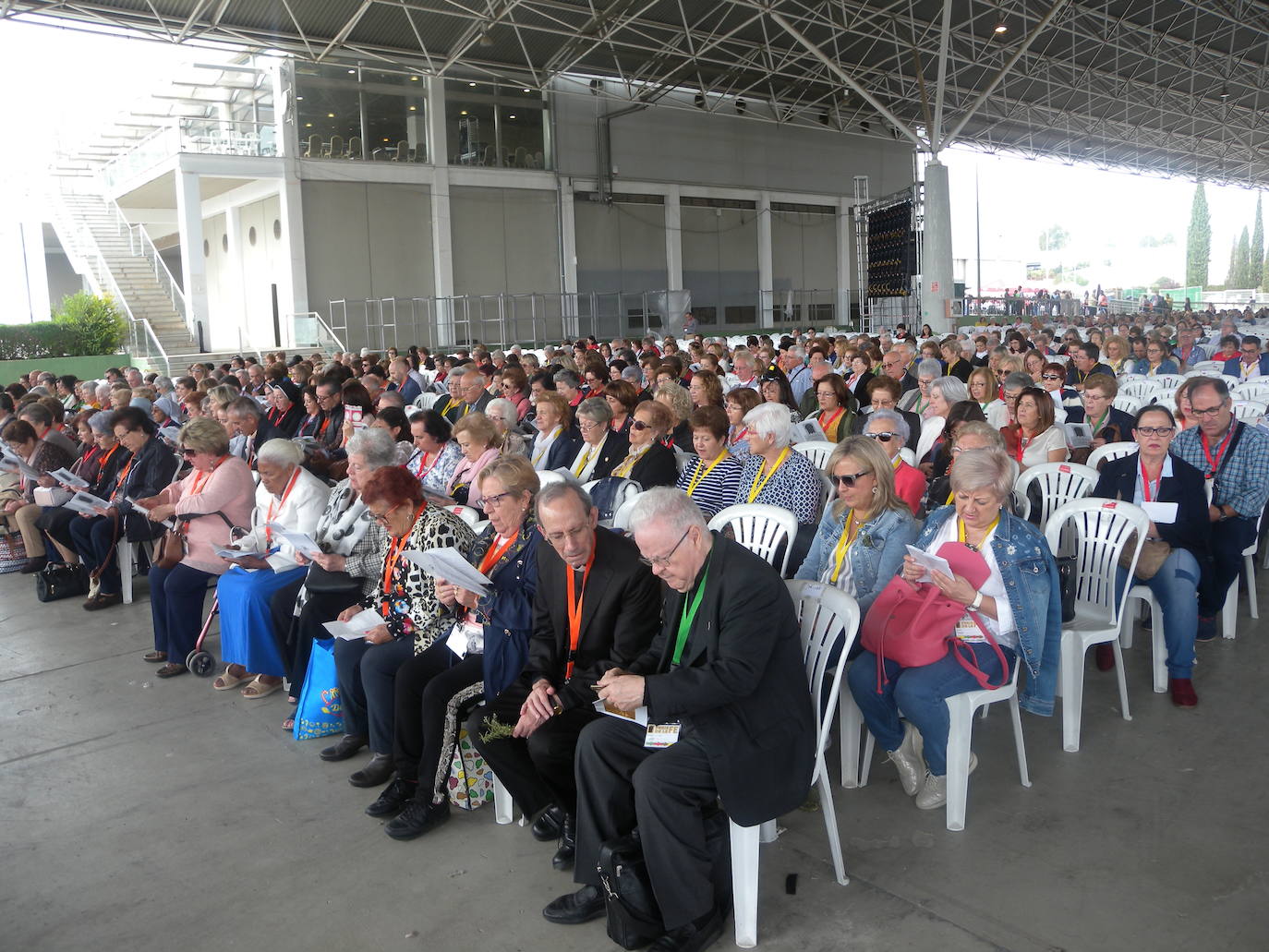 Más de 10.000 personas, según la organización, han pasado a lo largo de la jornada de hoy por la Institución Ferial (Ifeja), donde se ha celebrado la Feria de la Fe.