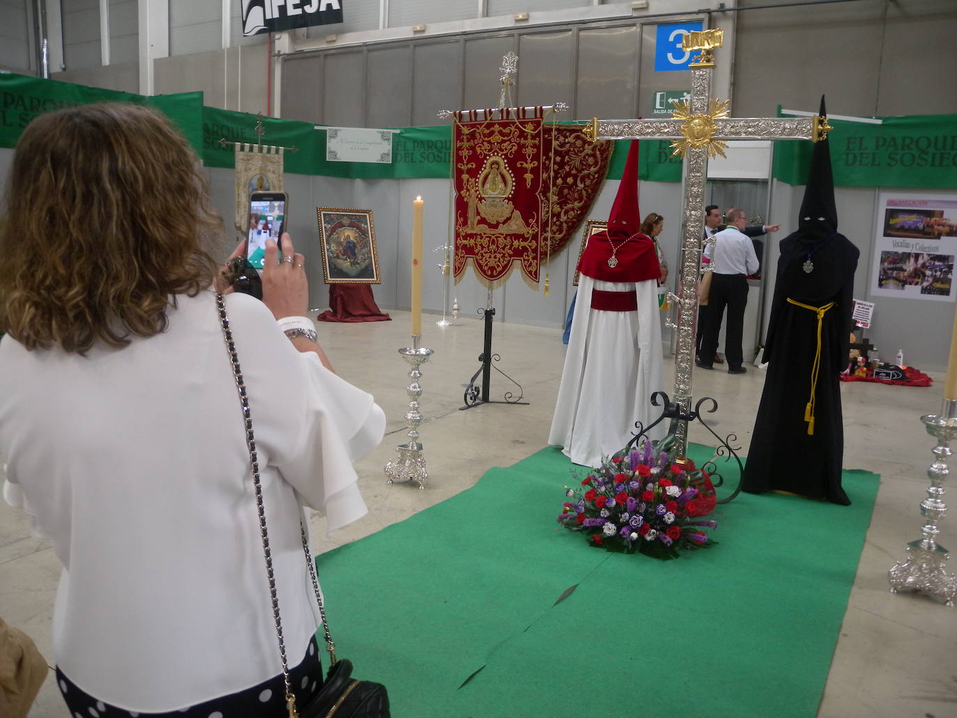 Más de 10.000 personas, según la organización, han pasado a lo largo de la jornada de hoy por la Institución Ferial (Ifeja), donde se ha celebrado la Feria de la Fe.
