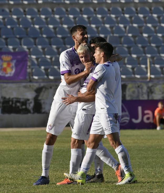 Los jugadores blancos celebran un gol de esta temporada en La Victoria. 