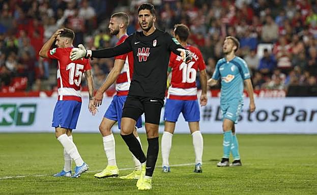 Rui Silva da instrucciones a su defensa tras una jugada de ataque del Osasuna. 