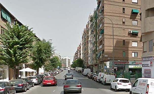 Un coche embiste a una menor de 16 años que iba en patinete eléctrico en Granada