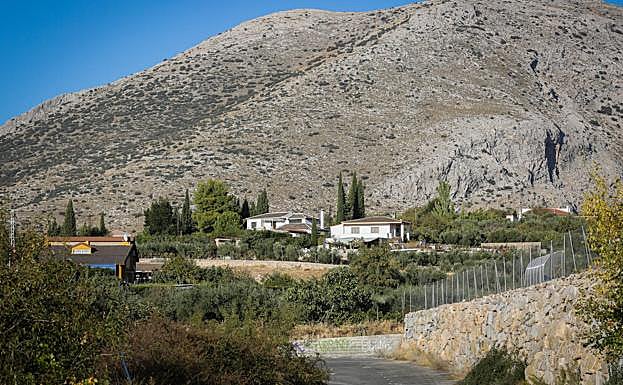 Viviendas diseminadas, cerca del instituto de Cogollos Vega. 