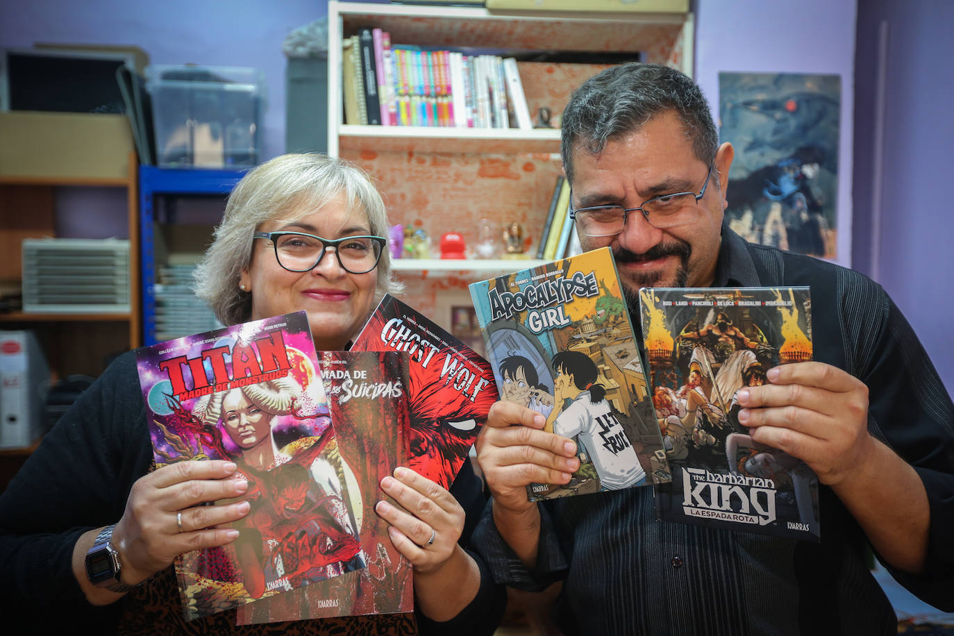 Cristina Carrasco y Juan Antonio Torres, más conocidos como Karras y El Torres, posan con sus cómics en la oficina del Realejo.