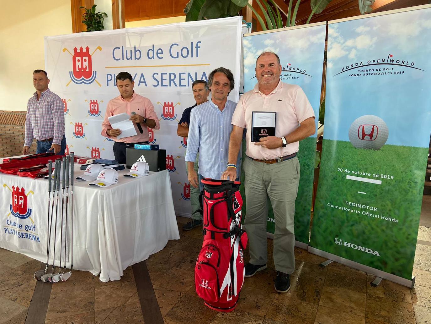 Juan Carlos Lafuente recibiendo el trofeo de manos de Juanjo Fernández.