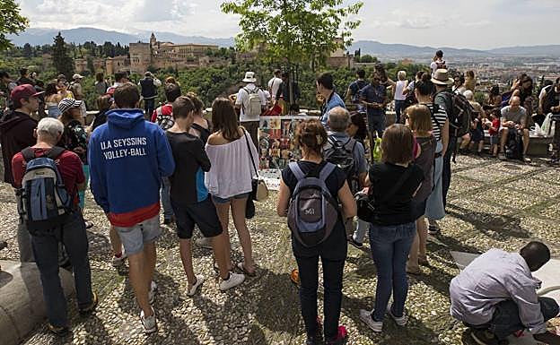El Albaicín se rebela contra la masificación turística