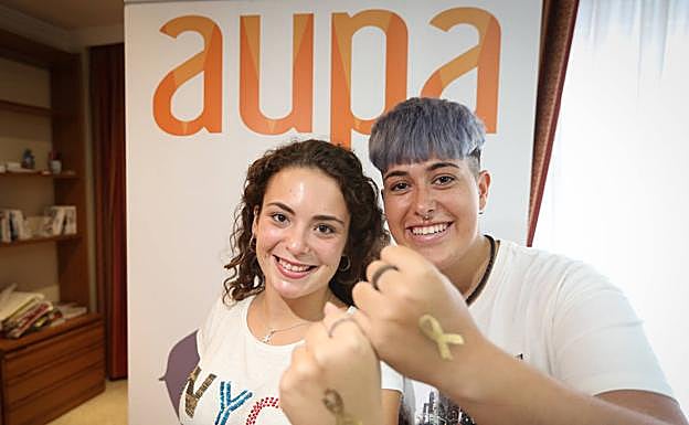 Andrea y Anabel muestran su lazo dorado como muestra de su apoyo a los que, como ellas, pasan por un cáncer infantil. 