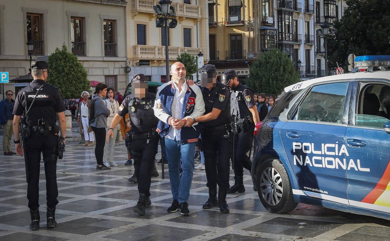 El presunto autor del crimen del maletero es trasladado a los juzgados.