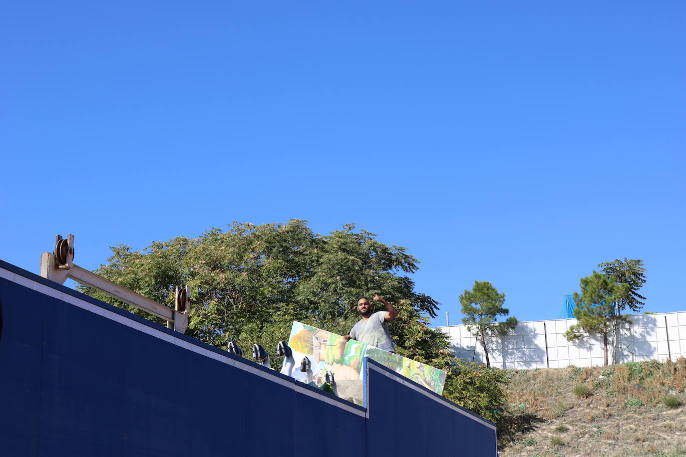En el recinto ferial, los vestidos de gitana y los grupos de amigos pasándoselo bien han dado paso a los camiones, los operarios de limpieza y las grúas. Todos ellos trabajan a destajo para dejarlo todo como si la Feria de San Lucas no hubiese pasado por la capital.