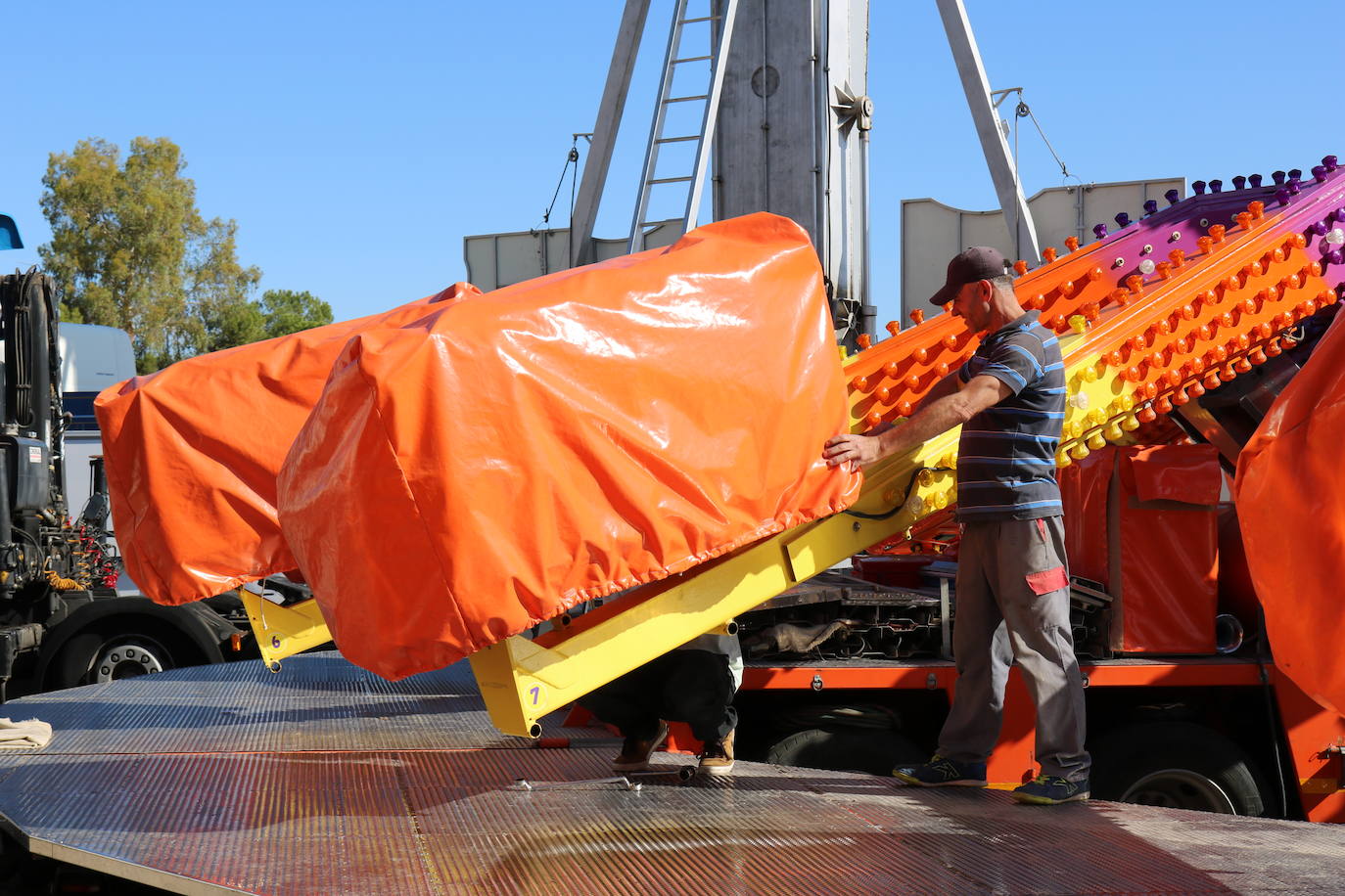 En el recinto ferial, los vestidos de gitana y los grupos de amigos pasándoselo bien han dado paso a los camiones, los operarios de limpieza y las grúas. Todos ellos trabajan a destajo para dejarlo todo como si la Feria de San Lucas no hubiese pasado por la capital.