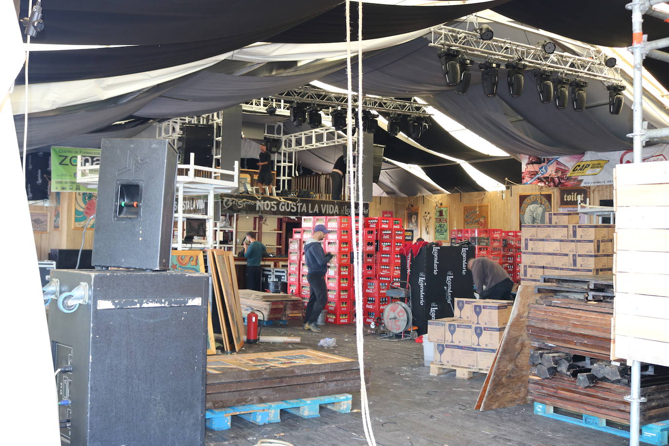 En el recinto ferial, los vestidos de gitana y los grupos de amigos pasándoselo bien han dado paso a los camiones, los operarios de limpieza y las grúas. Todos ellos trabajan a destajo para dejarlo todo como si la Feria de San Lucas no hubiese pasado por la capital.