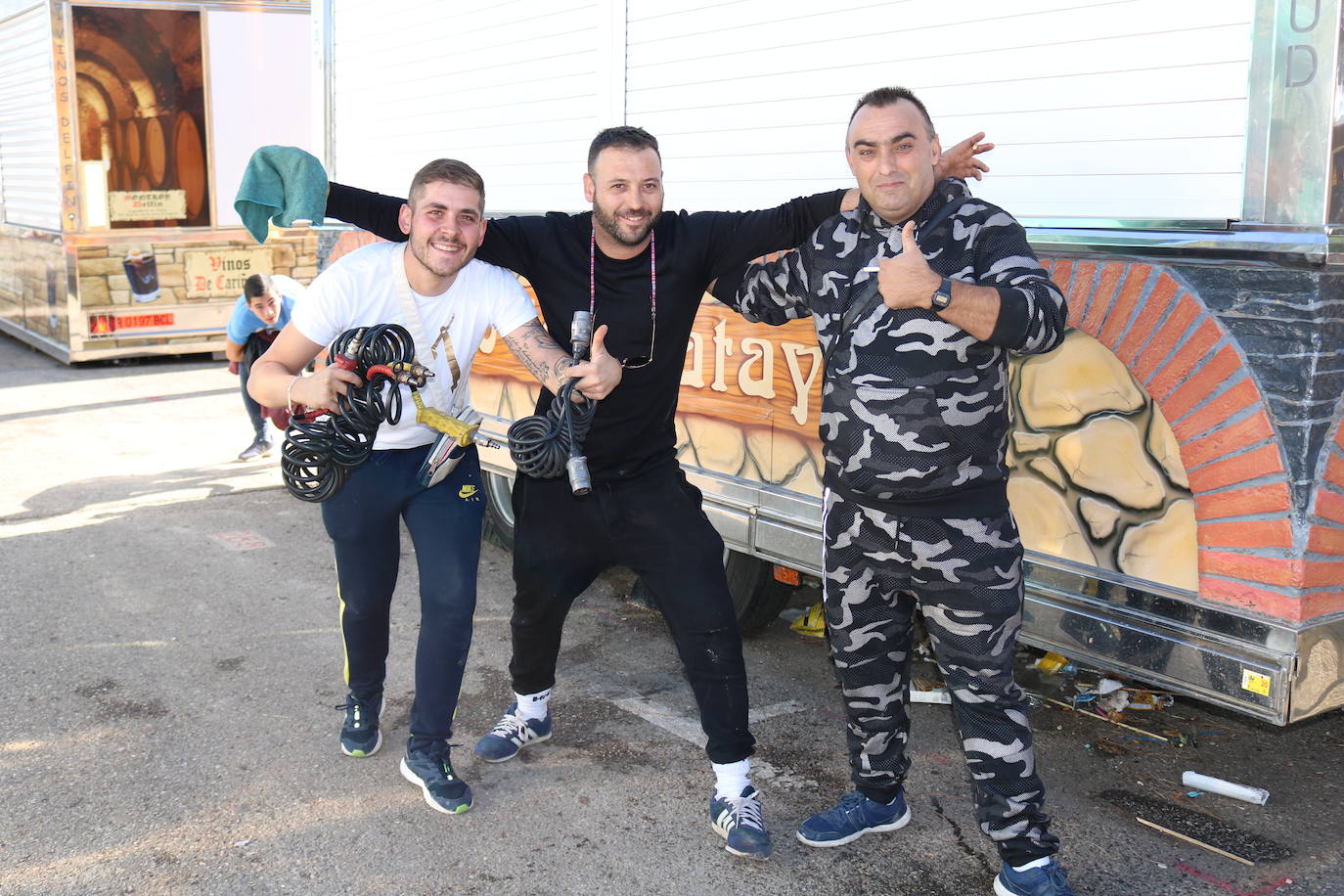 En el recinto ferial, los vestidos de gitana y los grupos de amigos pasándoselo bien han dado paso a los camiones, los operarios de limpieza y las grúas. Todos ellos trabajan a destajo para dejarlo todo como si la Feria de San Lucas no hubiese pasado por la capital.