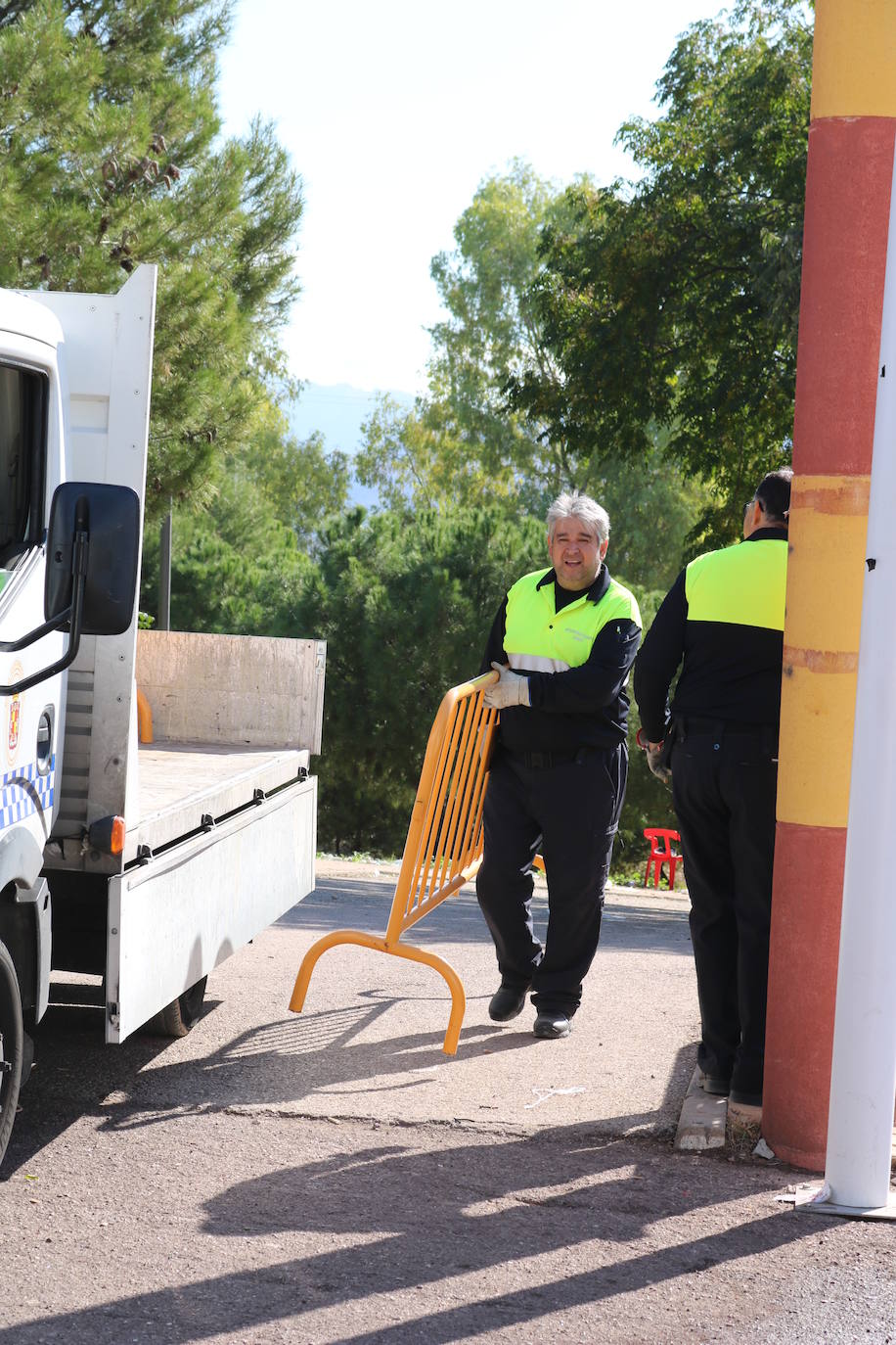 En el recinto ferial, los vestidos de gitana y los grupos de amigos pasándoselo bien han dado paso a los camiones, los operarios de limpieza y las grúas. Todos ellos trabajan a destajo para dejarlo todo como si la Feria de San Lucas no hubiese pasado por la capital.